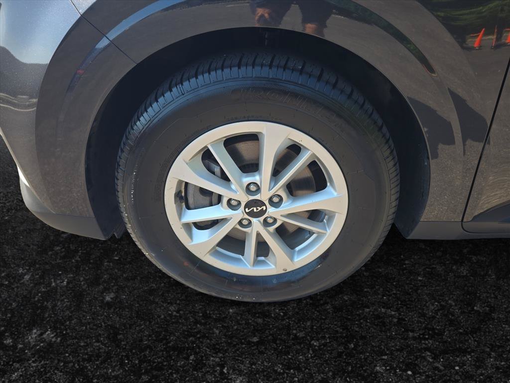 Used 2022 Kia Carnival LX FWD image 9