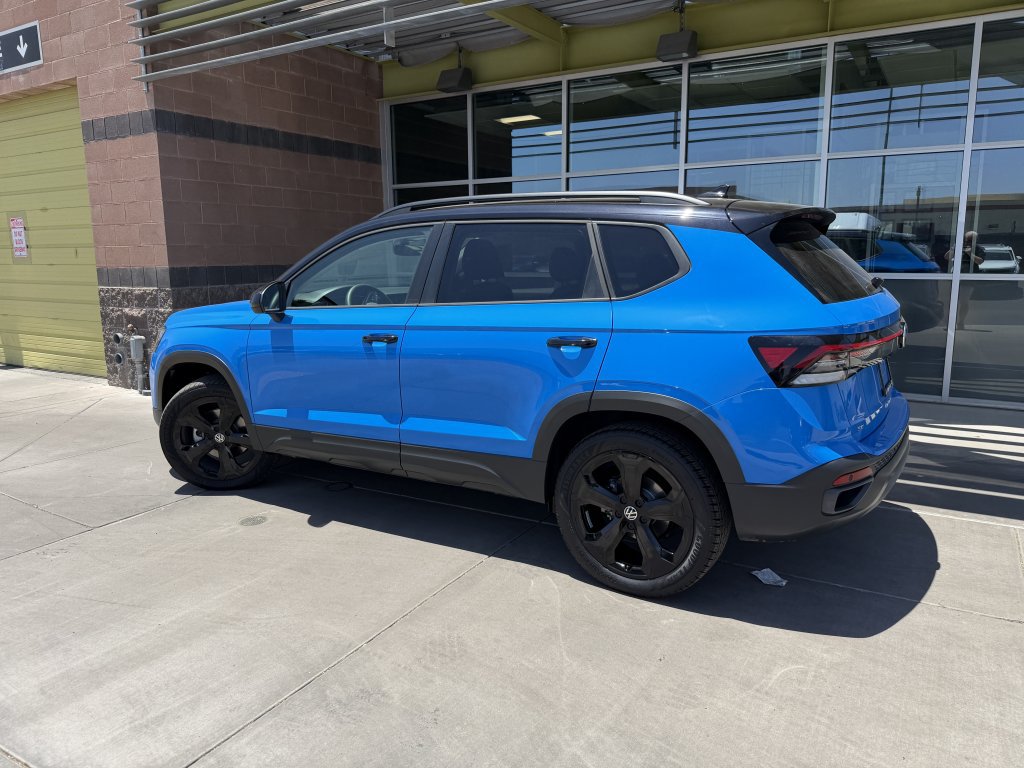 Used 2025 Volkswagen Taos SE AWD/4WD image 5
