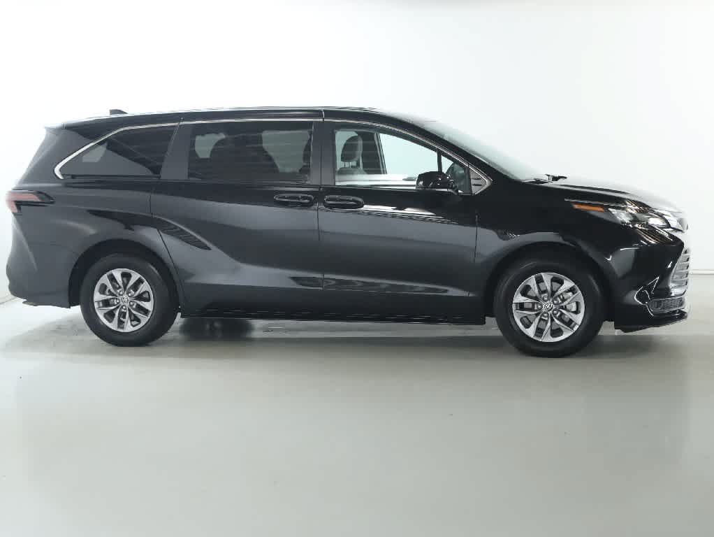 Certified 2026 Toyota Sienna LE AWD/4WD image 11
