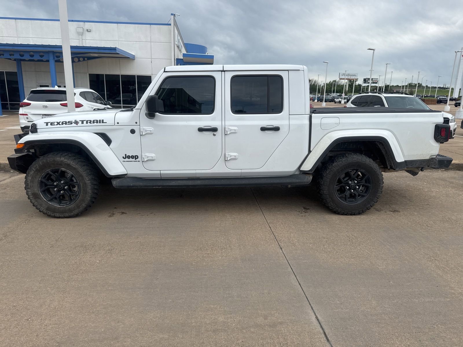 Used 2025 Jeep Gladiator Sport image 2