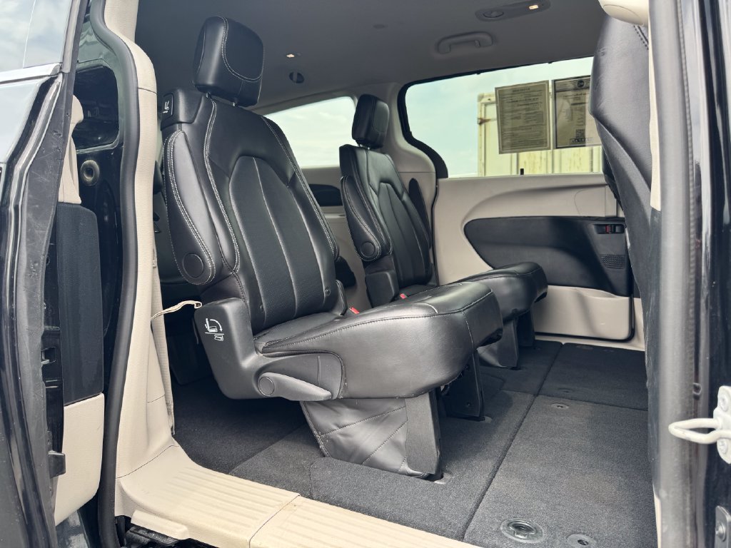 Used 2024 Chrysler Pacifica Touring-L FWD image 14