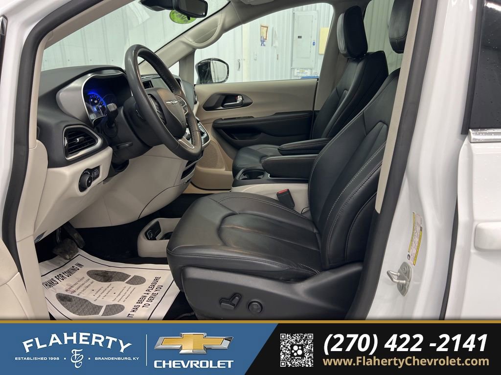 Used 2024 Chrysler Pacifica Touring-L FWD image 9