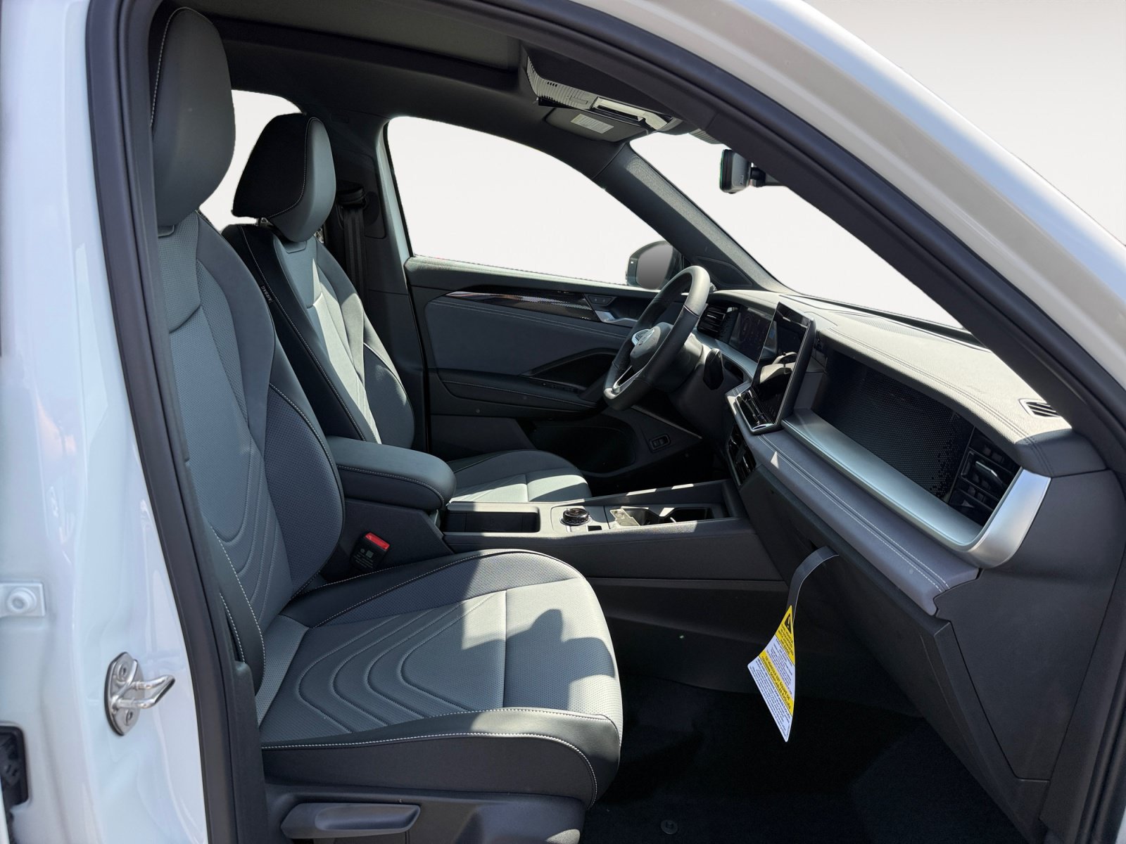 New 2026 Volkswagen Tiguan SE R-Line FWD image 19