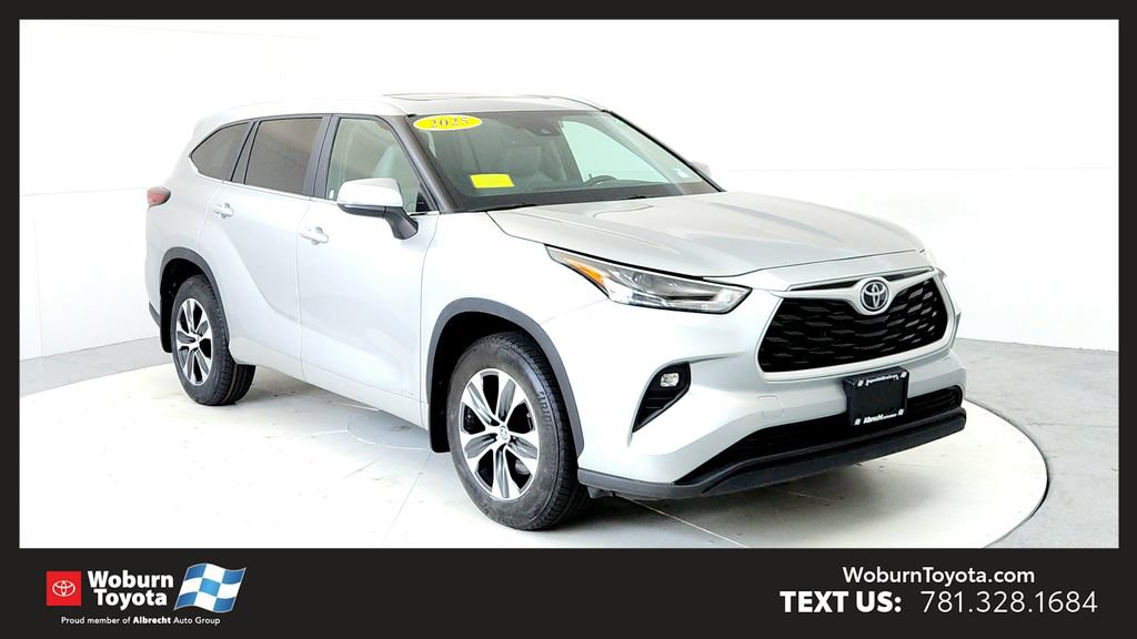 Certified 2025 Toyota Highlander XLE AWD/4WD image 1