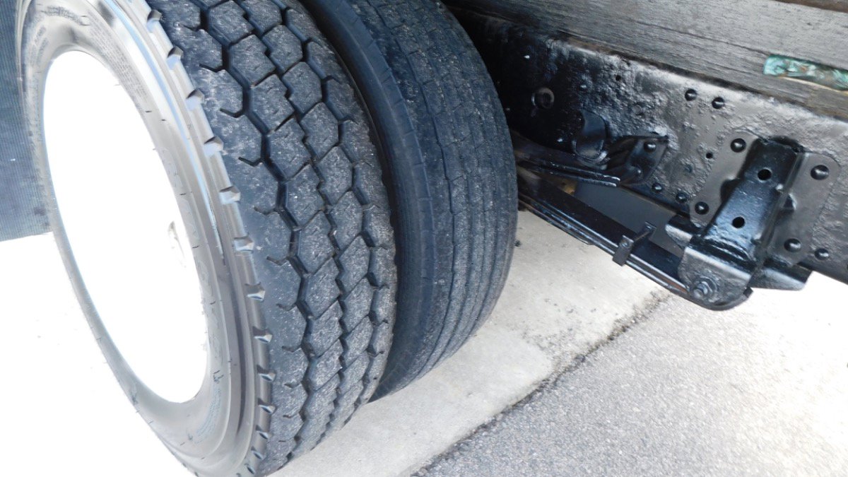 Used 2020 Isuzu NPR image 30