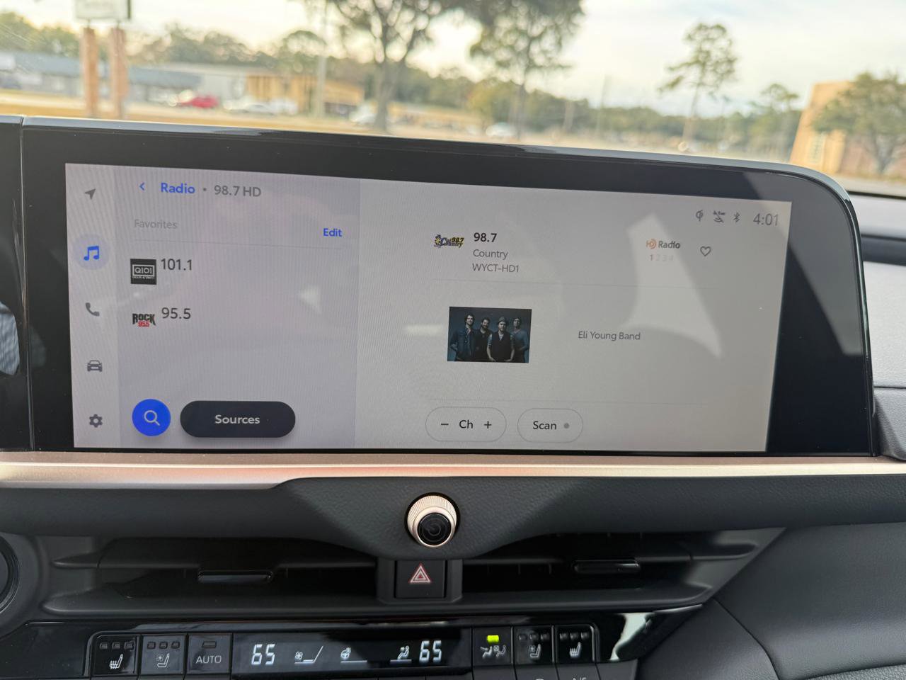 Used 2025 Toyota Crown XLE AWD/4WD image 27