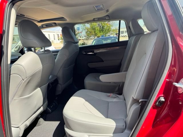 Used 2025 Toyota Highlander Limited AWD/4WD image 25