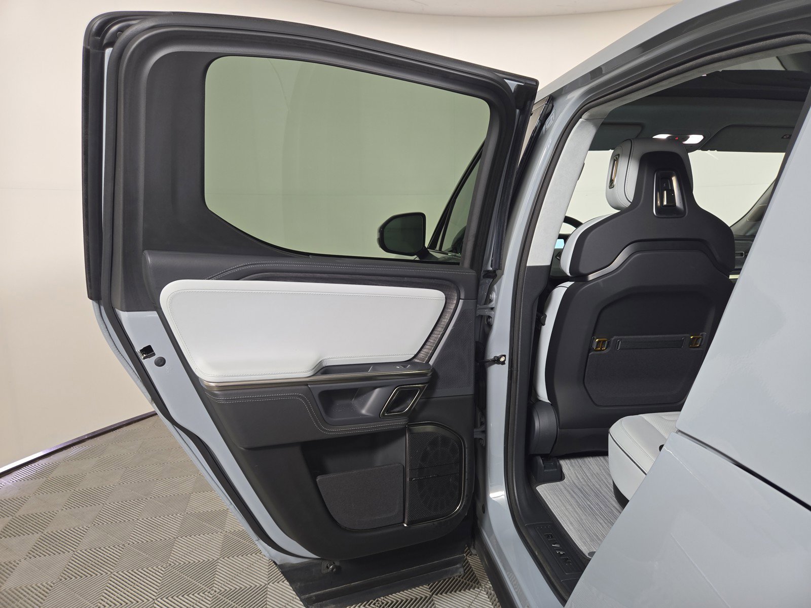 Used 2023 Rivian R1T Adventure AWD/4WD image 17