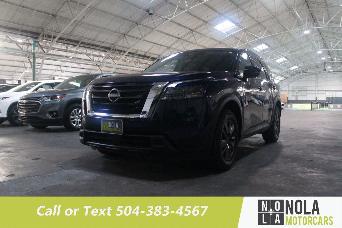 Used 2024 Nissan Pathfinder SV image 2
