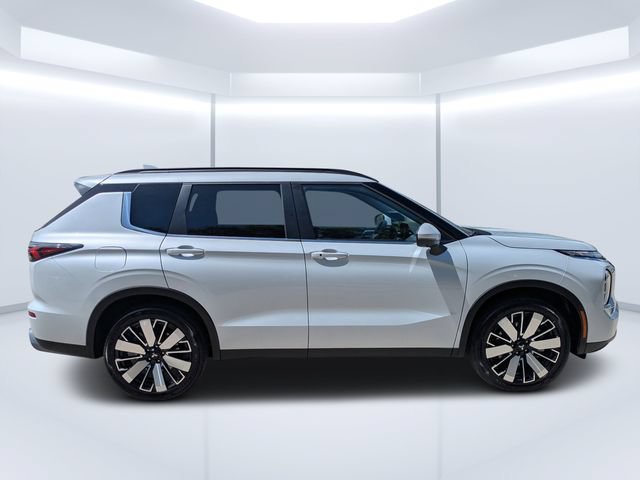 Used 2025 Mitsubishi Outlander SE FWD image 2