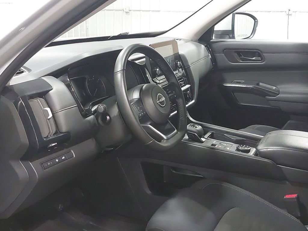 Used 2025 Nissan Pathfinder SV image 18