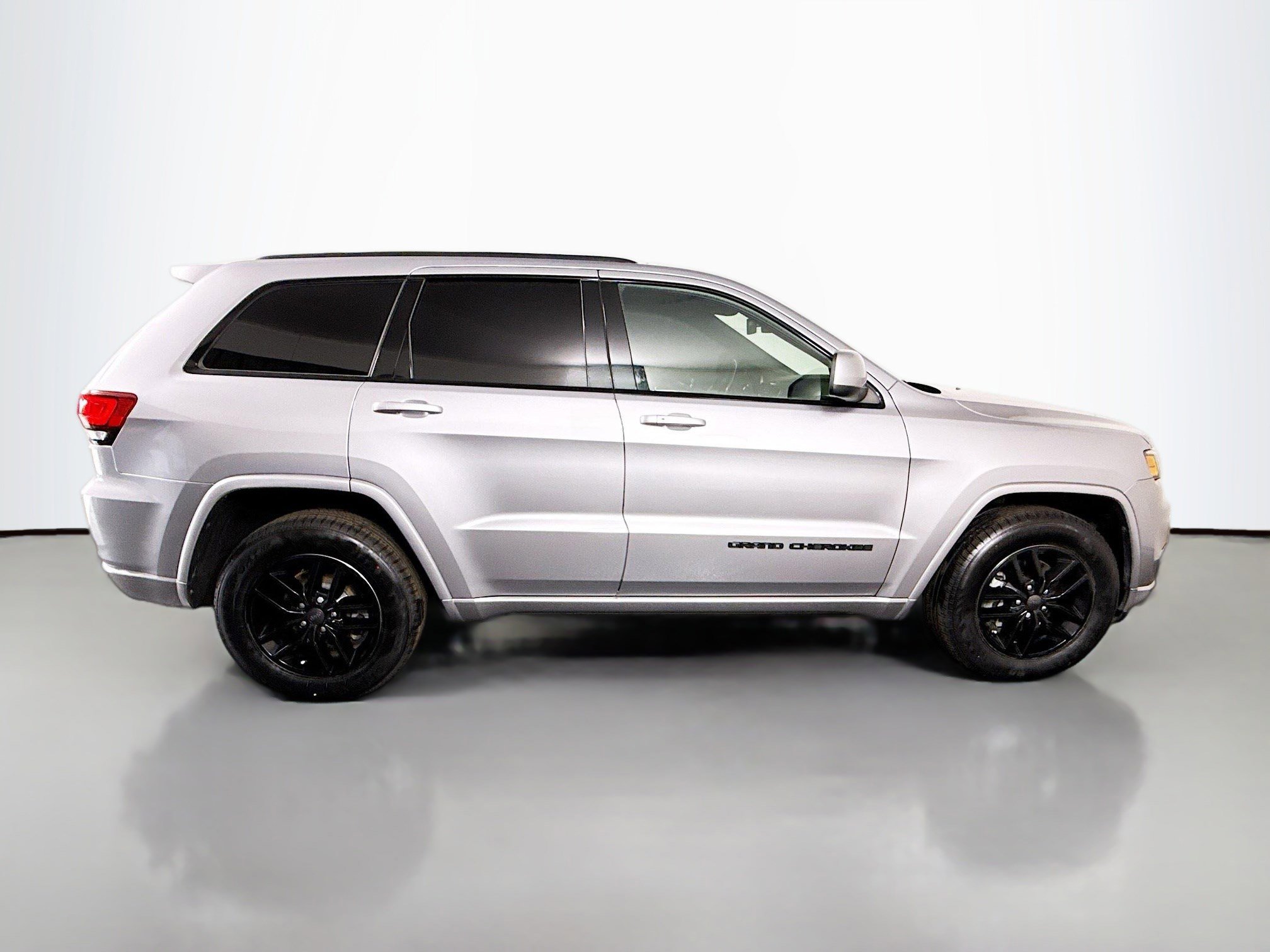 Used 2019 Jeep Grand Cherokee Altitude image 11