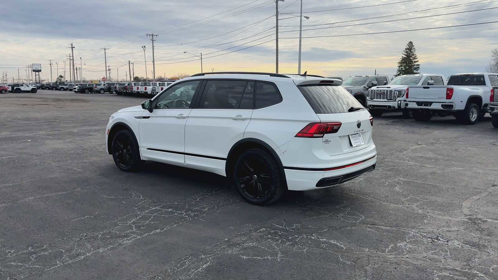 Used 2022 Volkswagen Tiguan SE R-Line AWD/4WD image 6
