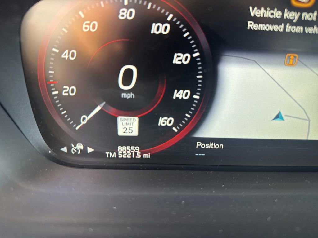 Used 2019 Volvo XC90 T6 R-Design image 9