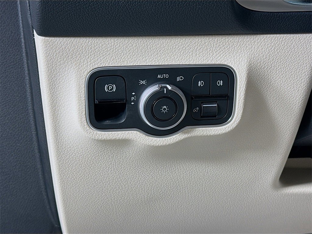 Used 2025 Mercedes-Benz GLB 250 4MATIC image 10