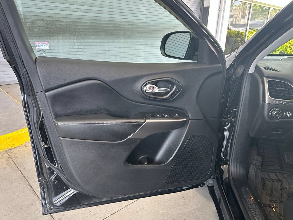Used 2020 Jeep Cherokee Limited FWD image 15