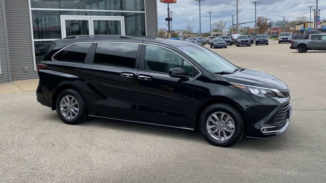 Used 2024 Toyota Sienna XLE w/ XLE Plus Package FWD image 3