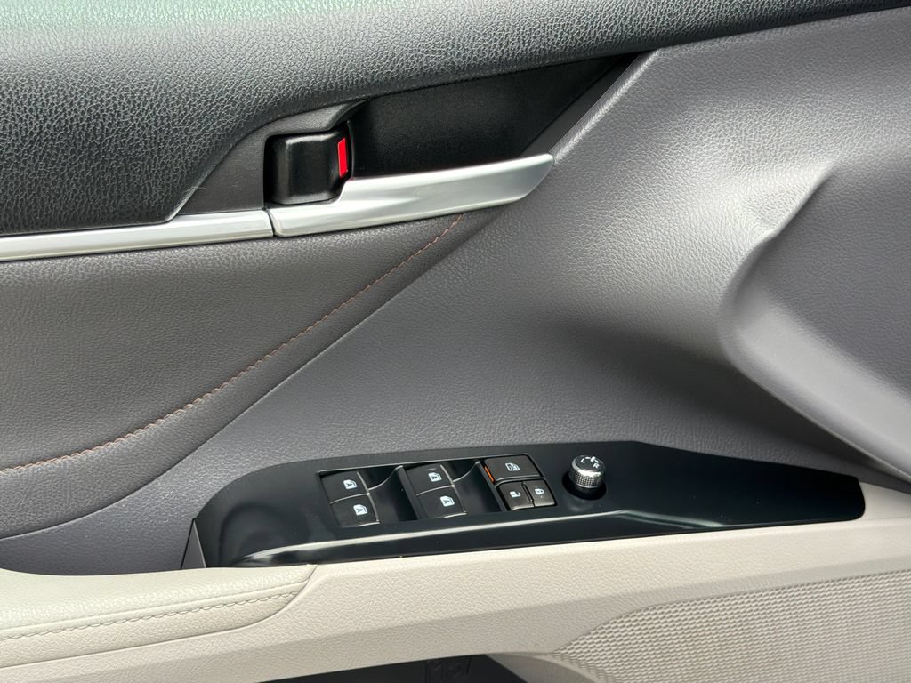 Used 2018 Toyota Camry XLE FWD image 19