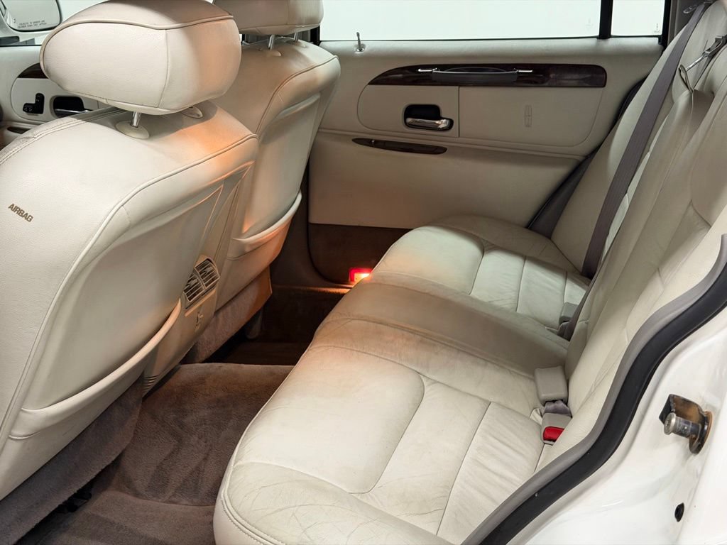 Used 2000 Lincoln Town Car Executive RWD image 21