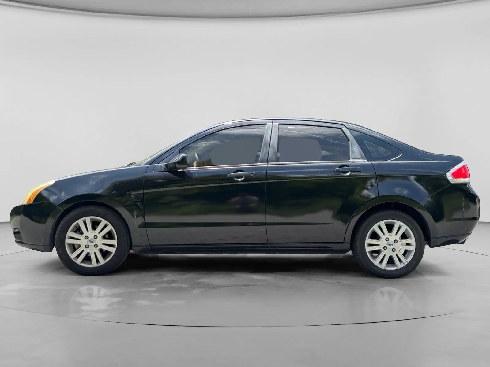 Used 2009 Ford Focus SEL FWD image 2