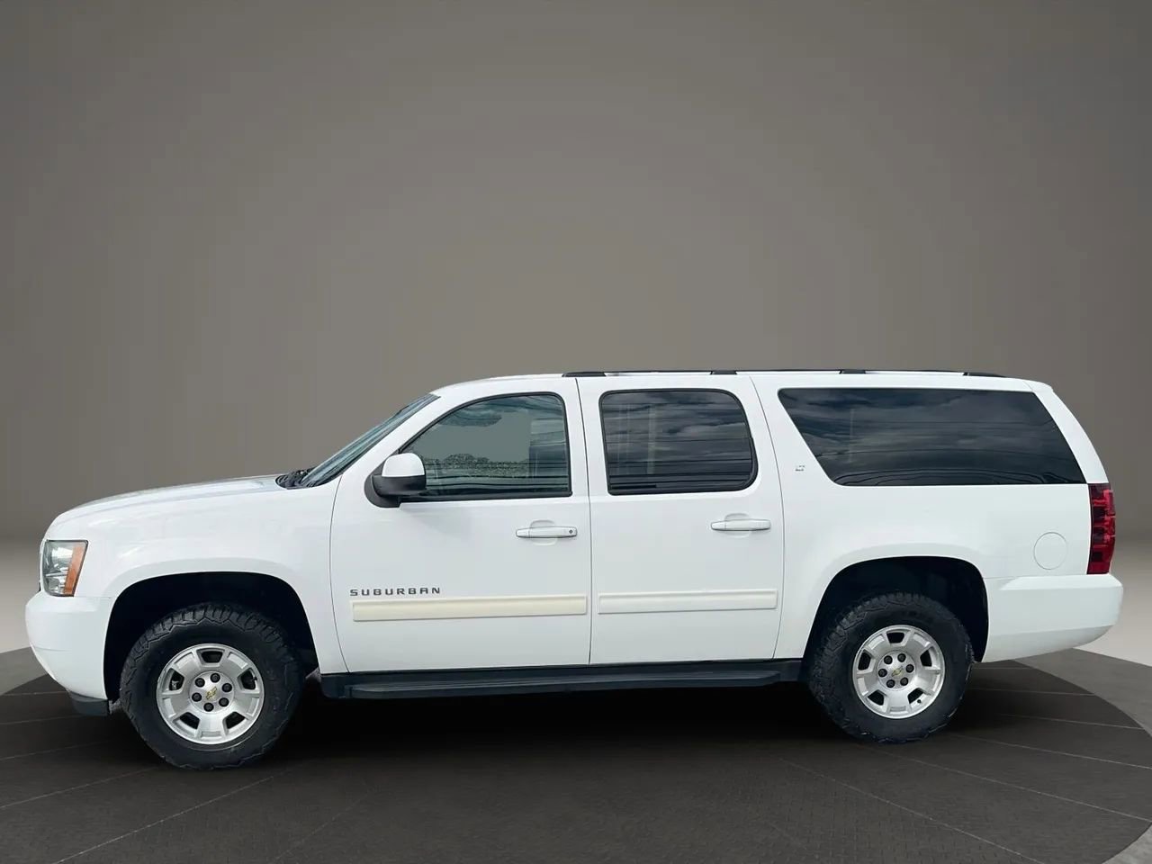 Used 2014 Chevrolet Suburban LT image 8