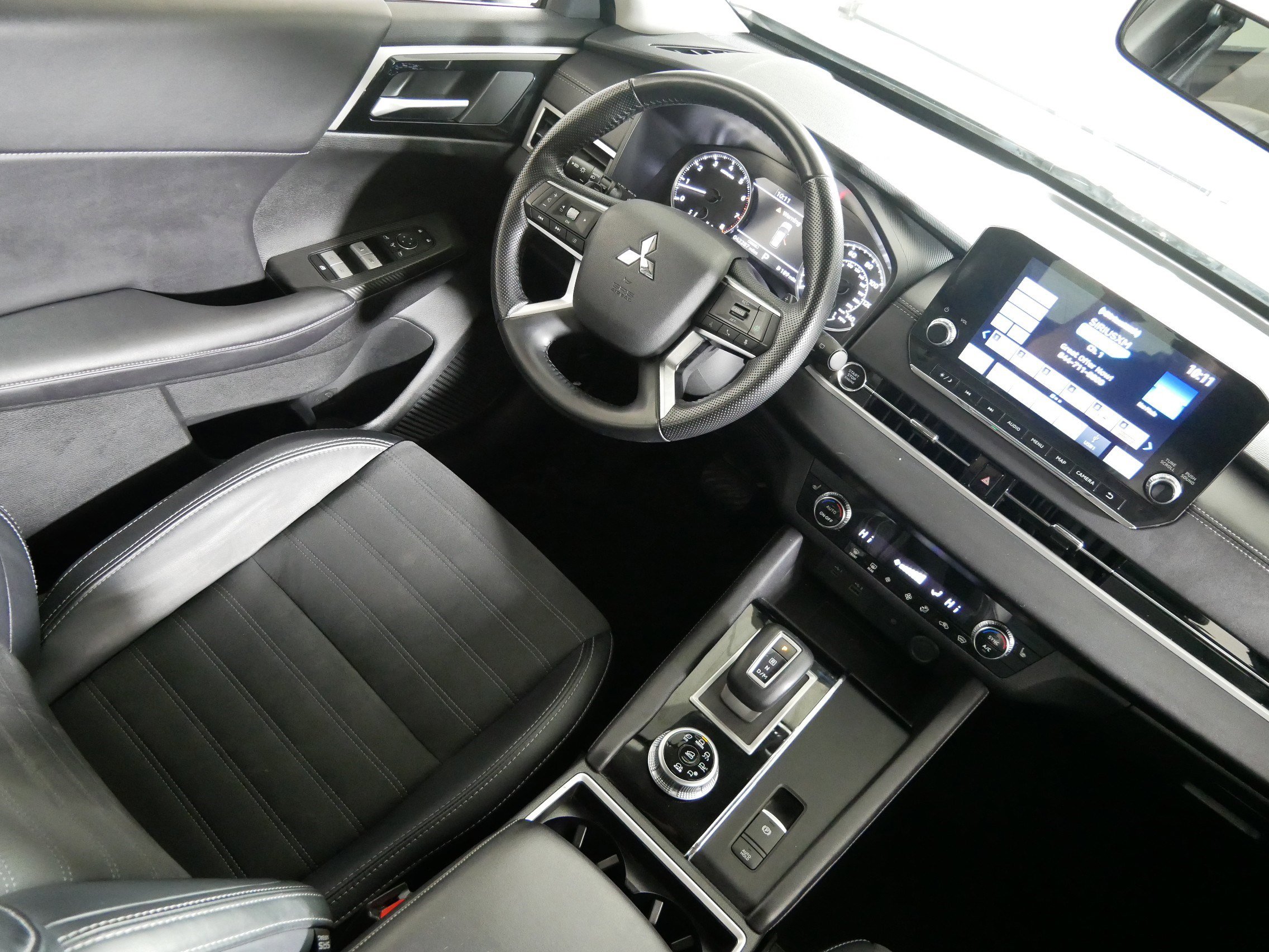 Used 2024 Mitsubishi Outlander SE image 9