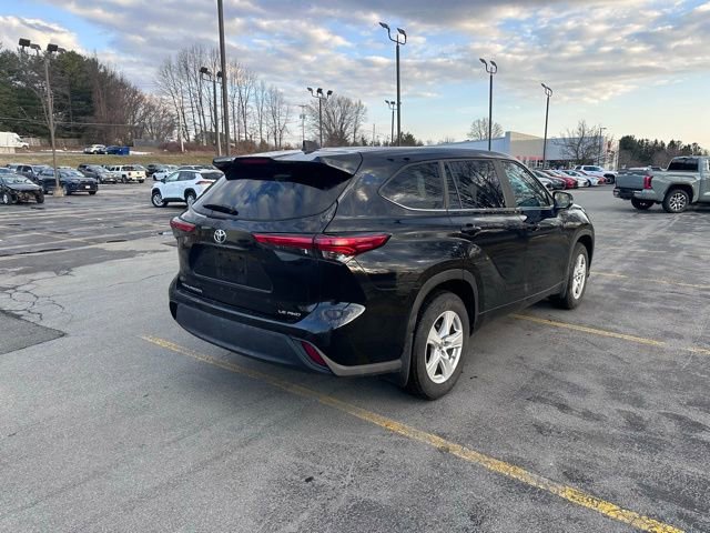 Used 2023 Toyota Highlander LE image 3