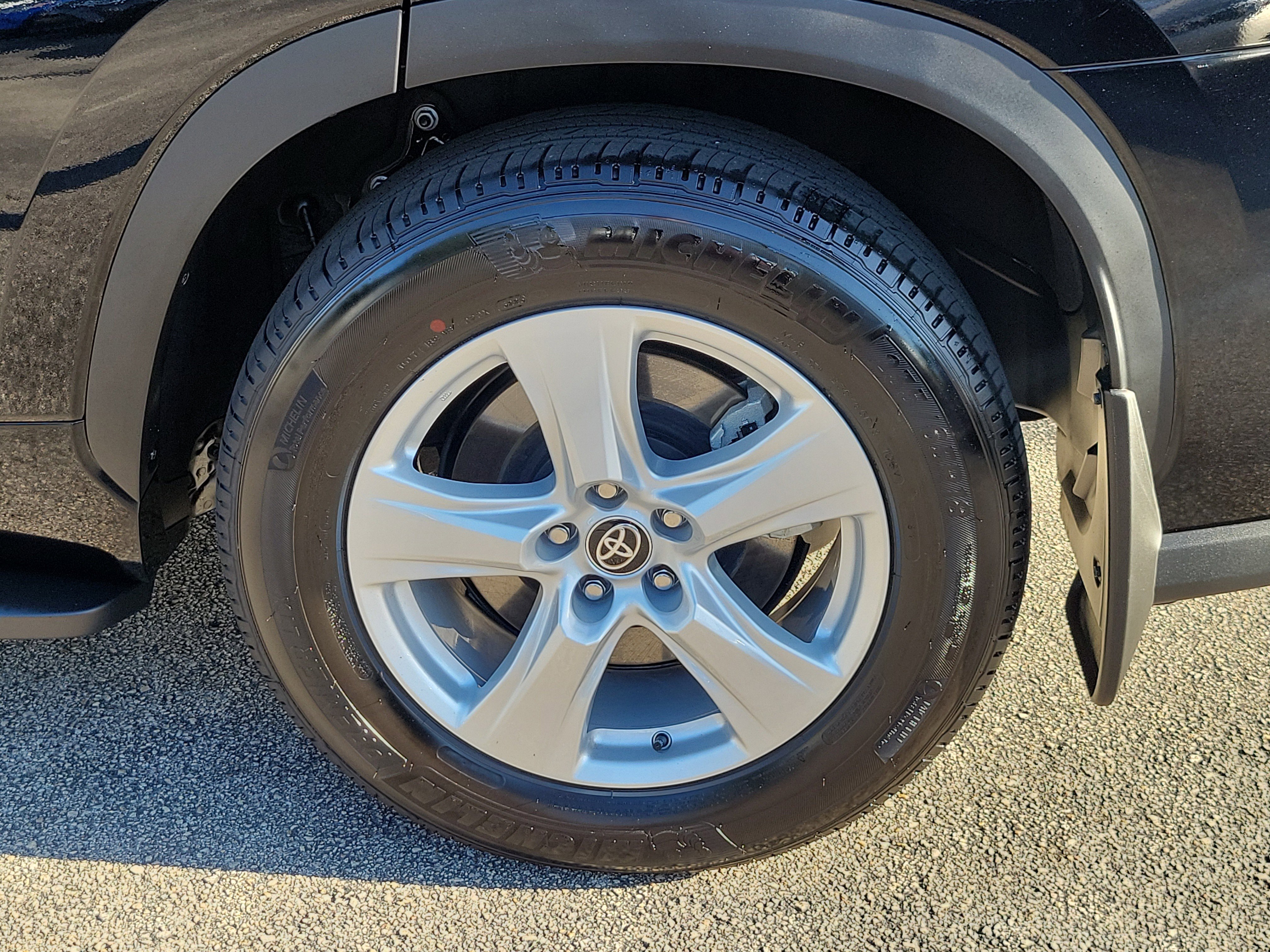 Used 2025 Toyota Highlander LE image 8