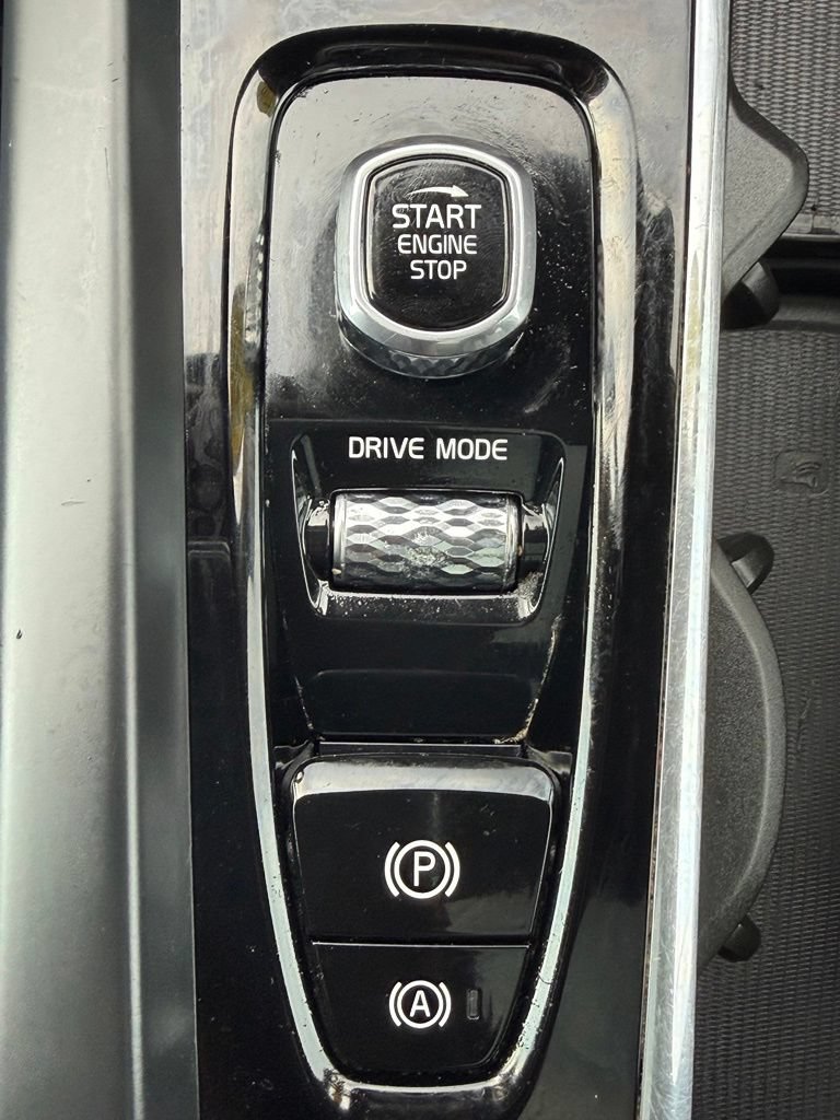 Used 2019 Volvo XC60 T6 Momentum w/ Multimedia Package AWD/4WD image 21