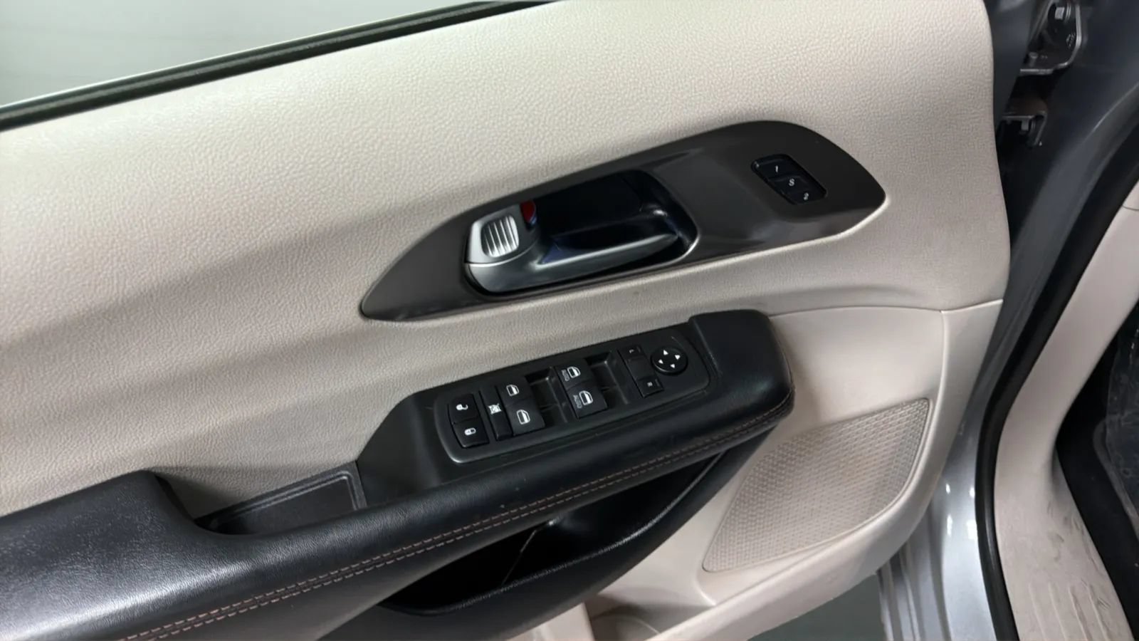 Used 2020 Chrysler Pacifica Touring-L FWD image 17