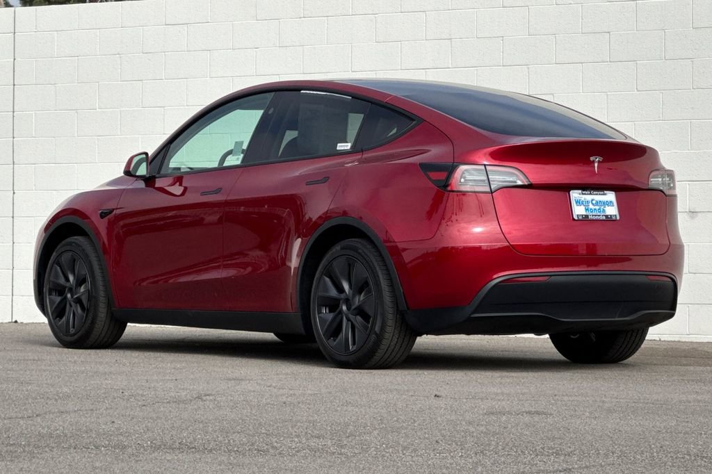 Used 2024 Tesla Model Y 2WD image 3