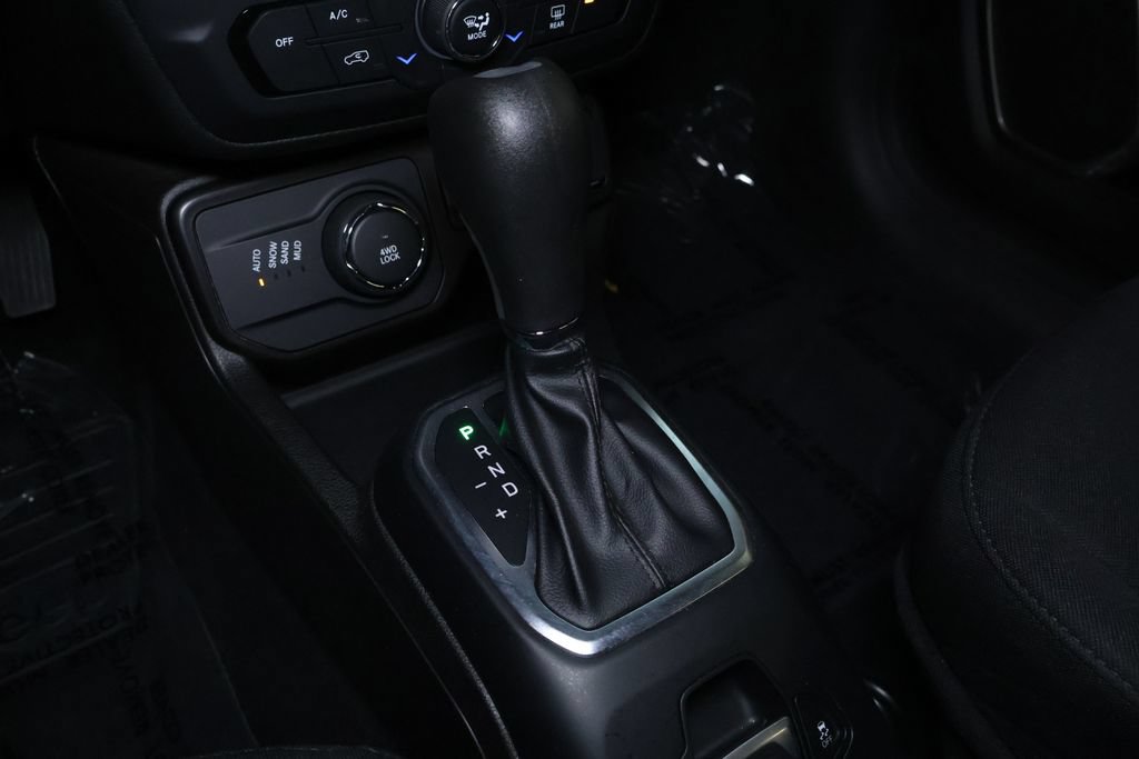 Used 2023 Jeep Renegade Latitude AWD/4WD image 32