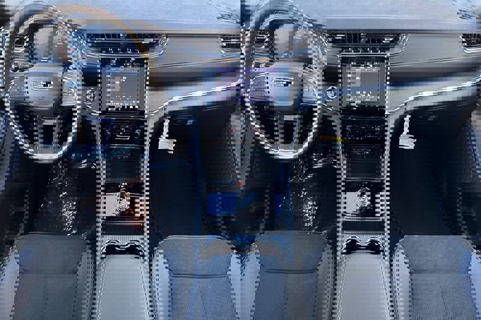 New 2025 Jeep Grand Cherokee Laredo image 3