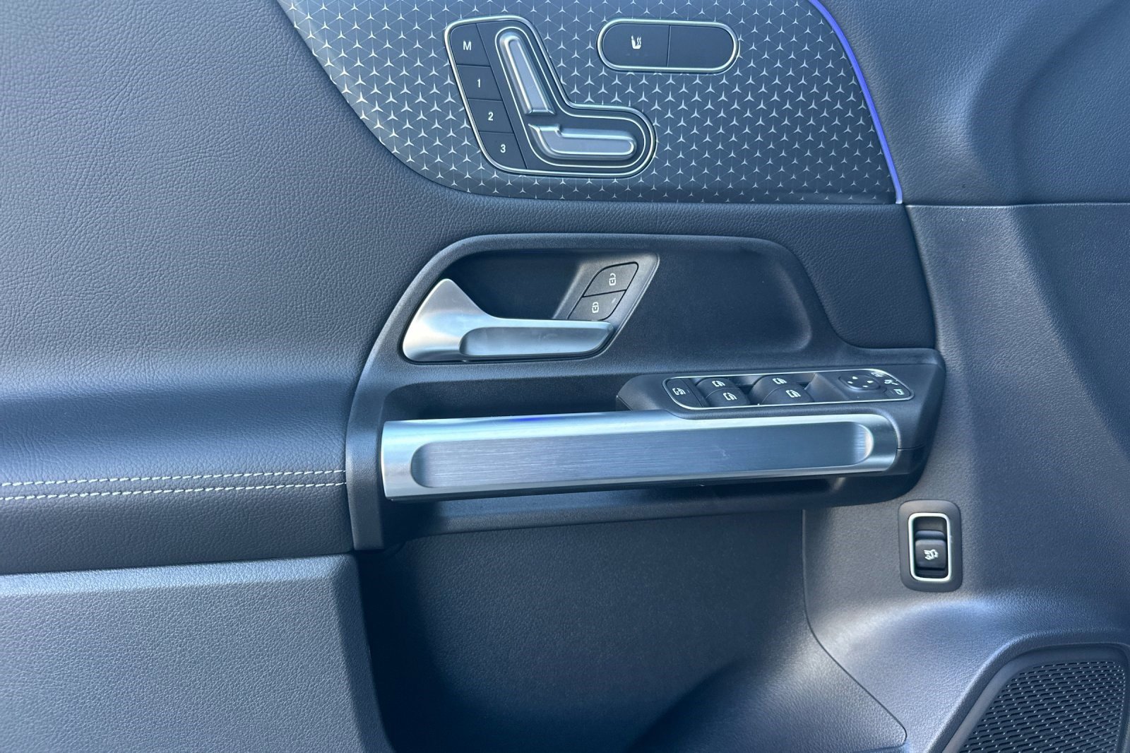 Used 2025 Mercedes-Benz GLB 250 250 image 12