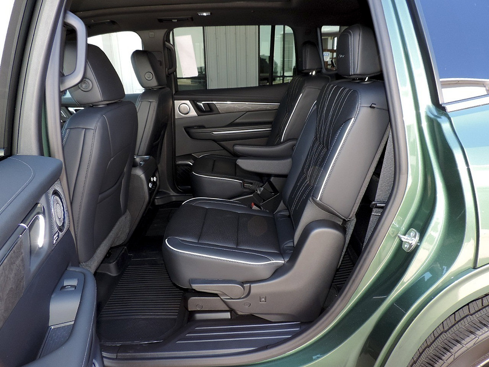 New 2027 Buick Enclave Avenir w/ LPO, Floor Liner Package AWD/4WD image 17