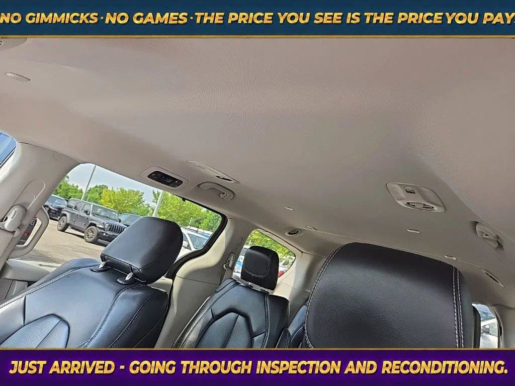 Used 2023 Chrysler Pacifica Touring-L FWD image 17
