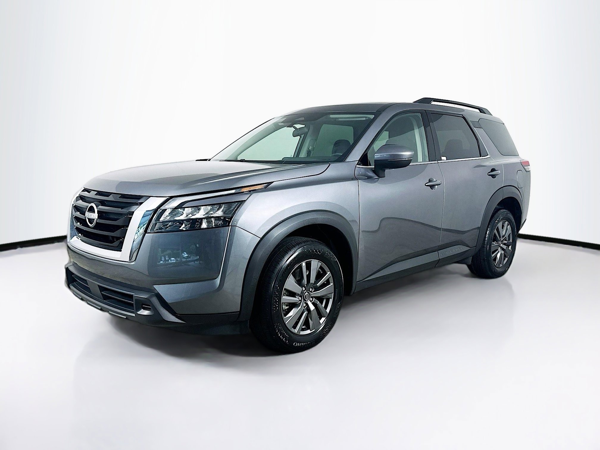 Used 2025 Nissan Pathfinder SV FWD image 3