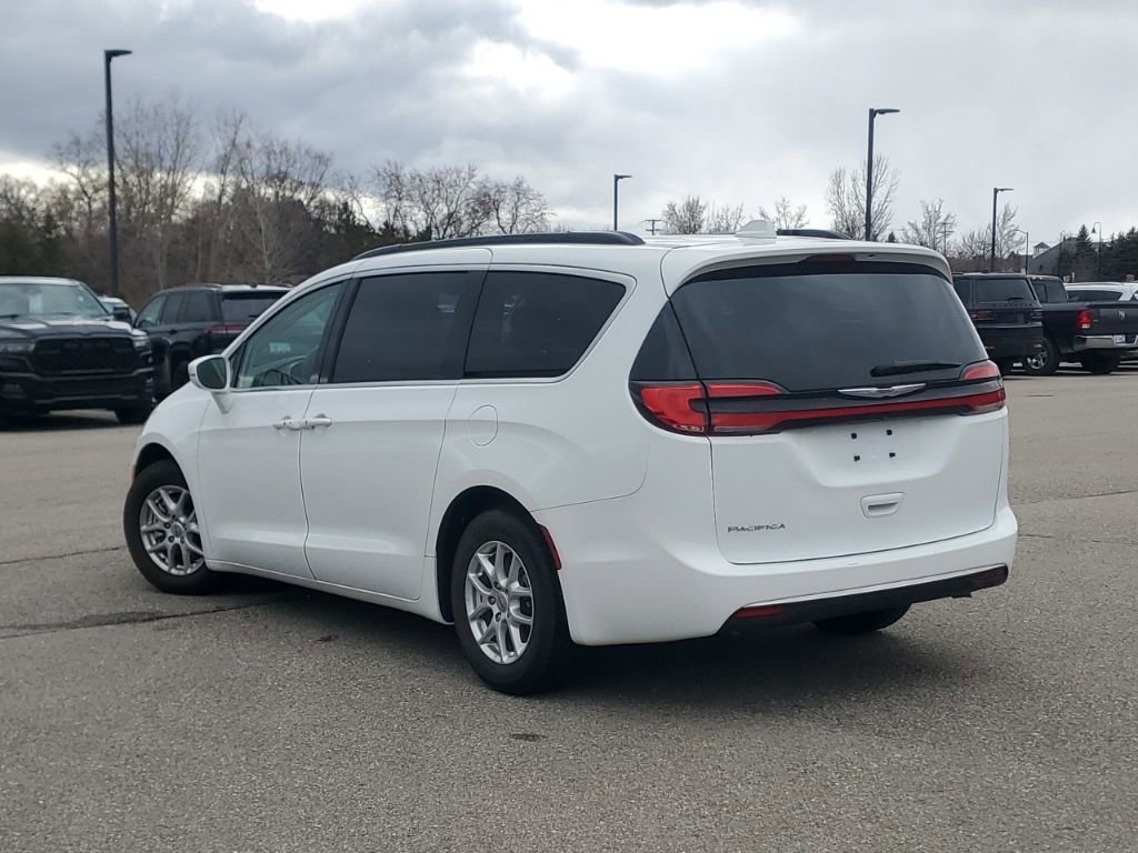 Used 2022 Chrysler Pacifica Touring-L FWD image 3