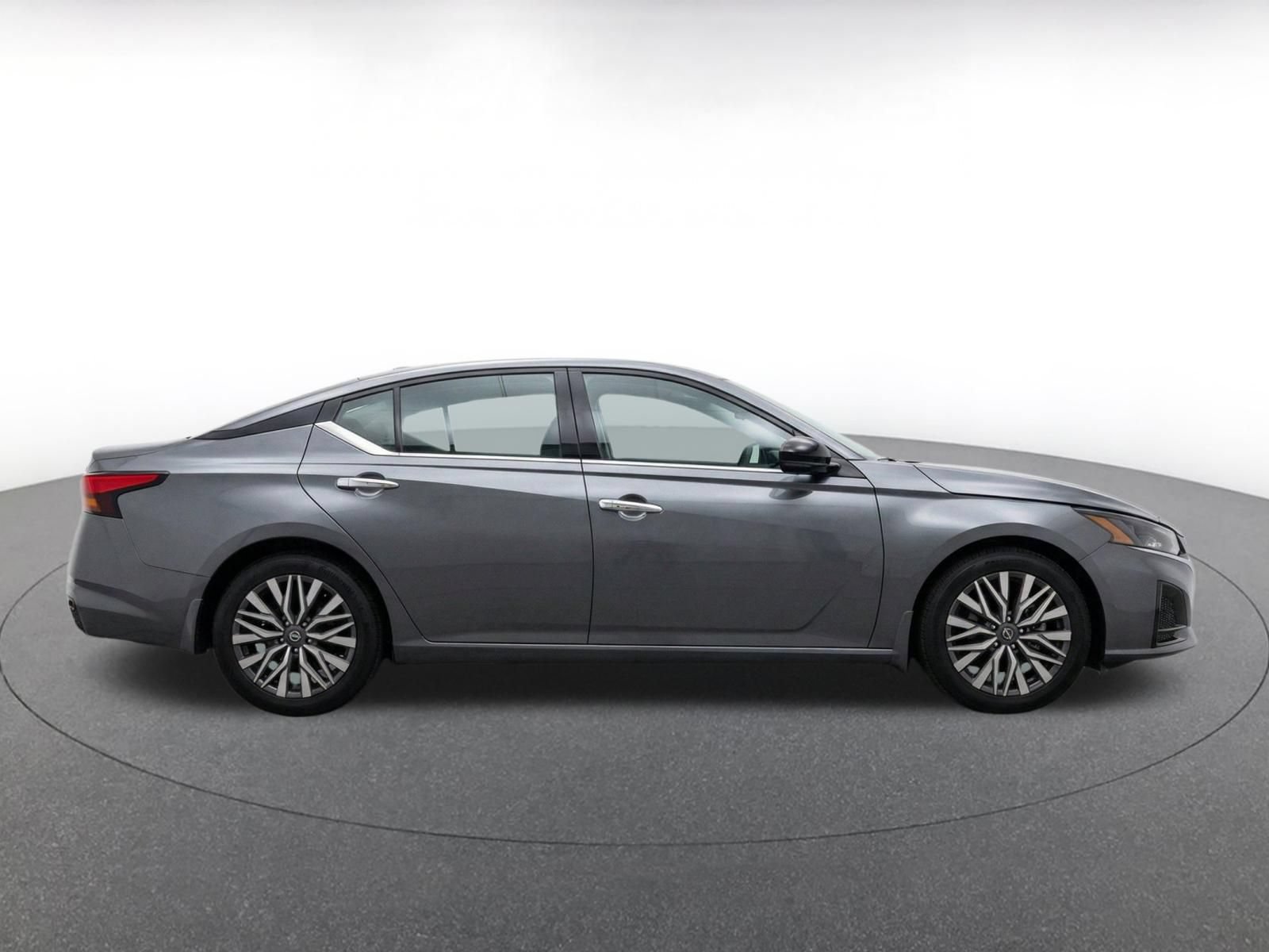 Used 2025 Nissan Altima 2.5 SV FWD image 9