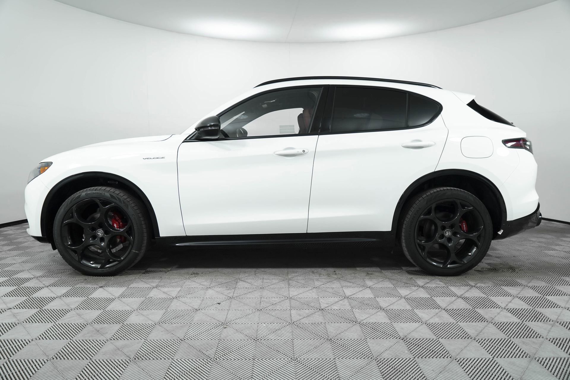 New 2025 Alfa Romeo Stelvio Sprint AWD/4WD image 4