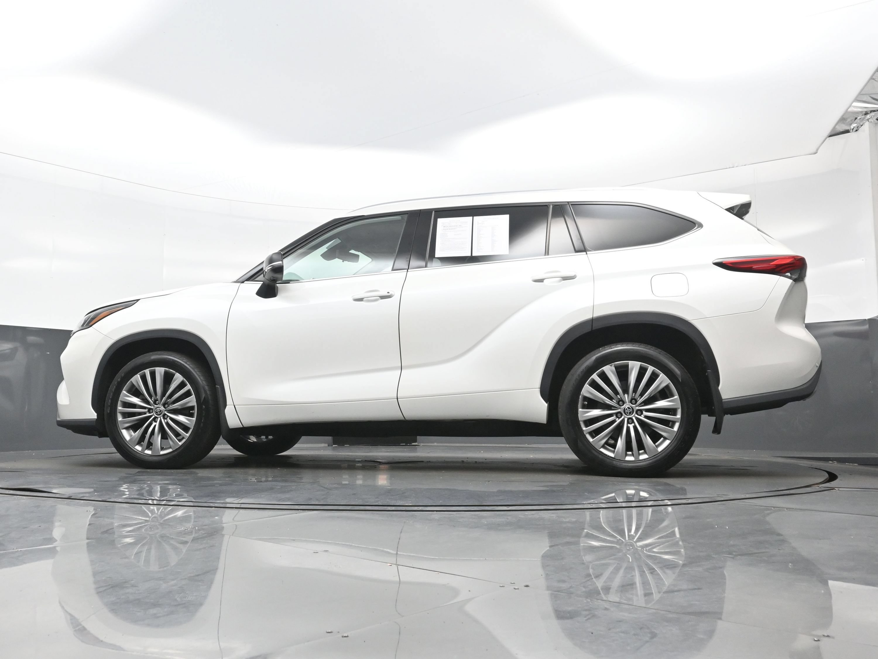 Used 2021 Toyota Highlander Platinum AWD/4WD image 29