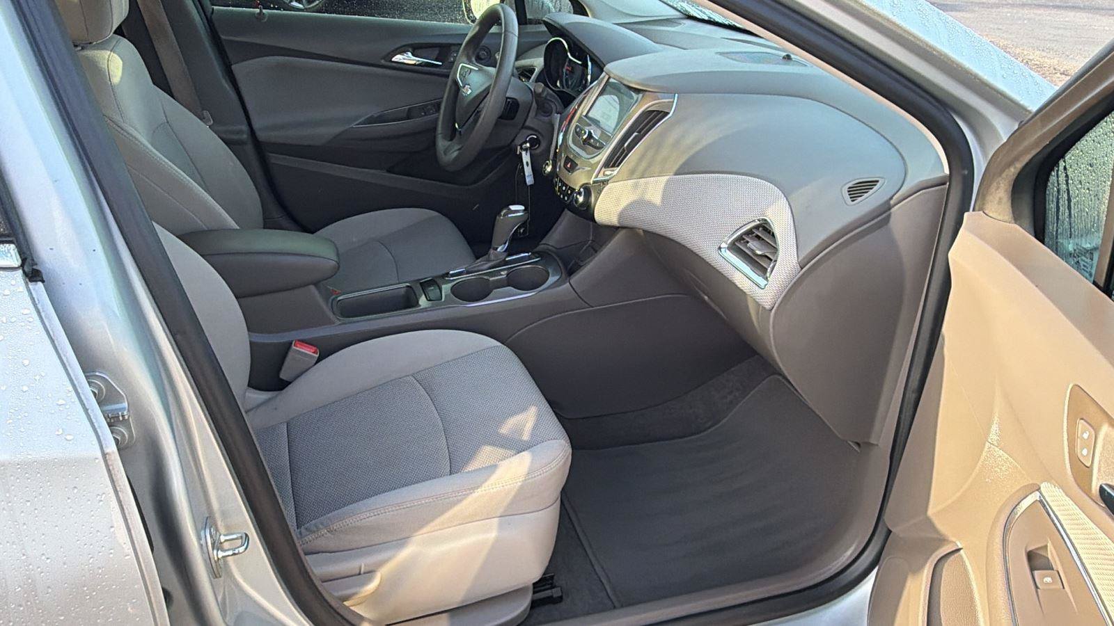 Used 2018 Chevrolet Cruze LT FWD image 19