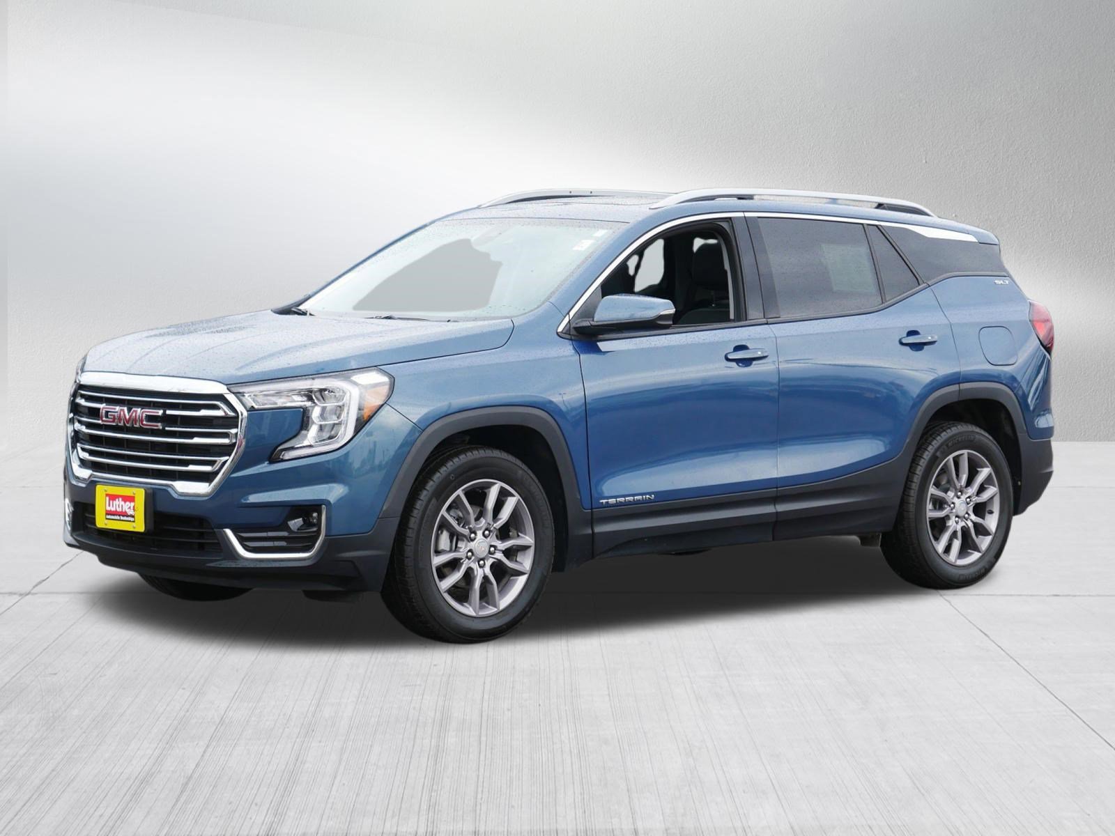 Used 2024 GMC Terrain SLT w/ Infotainment Package II image 3