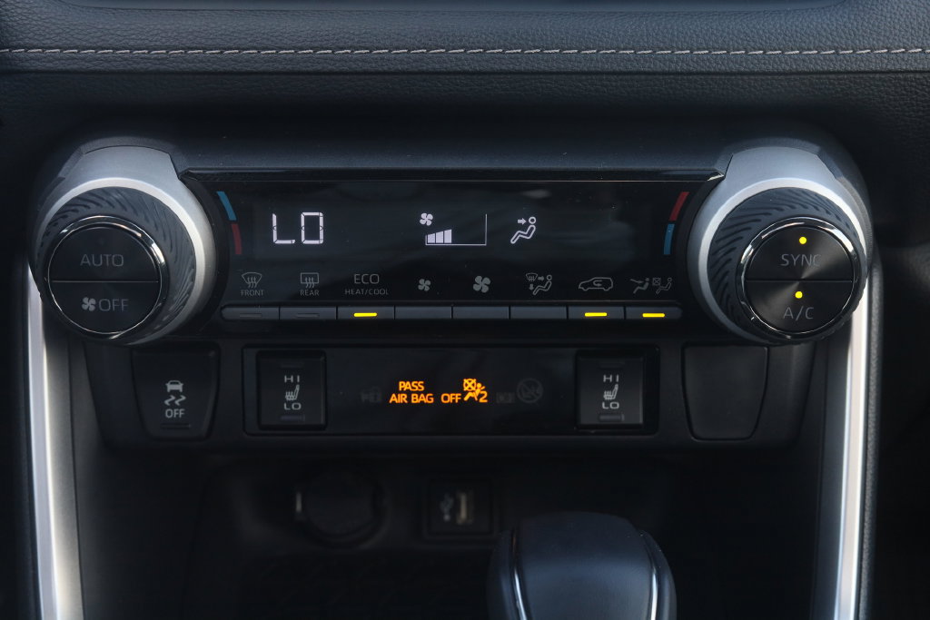 Used 2025 Toyota RAV4 XLE Premium w/ Weather Package AWD/4WD image 19