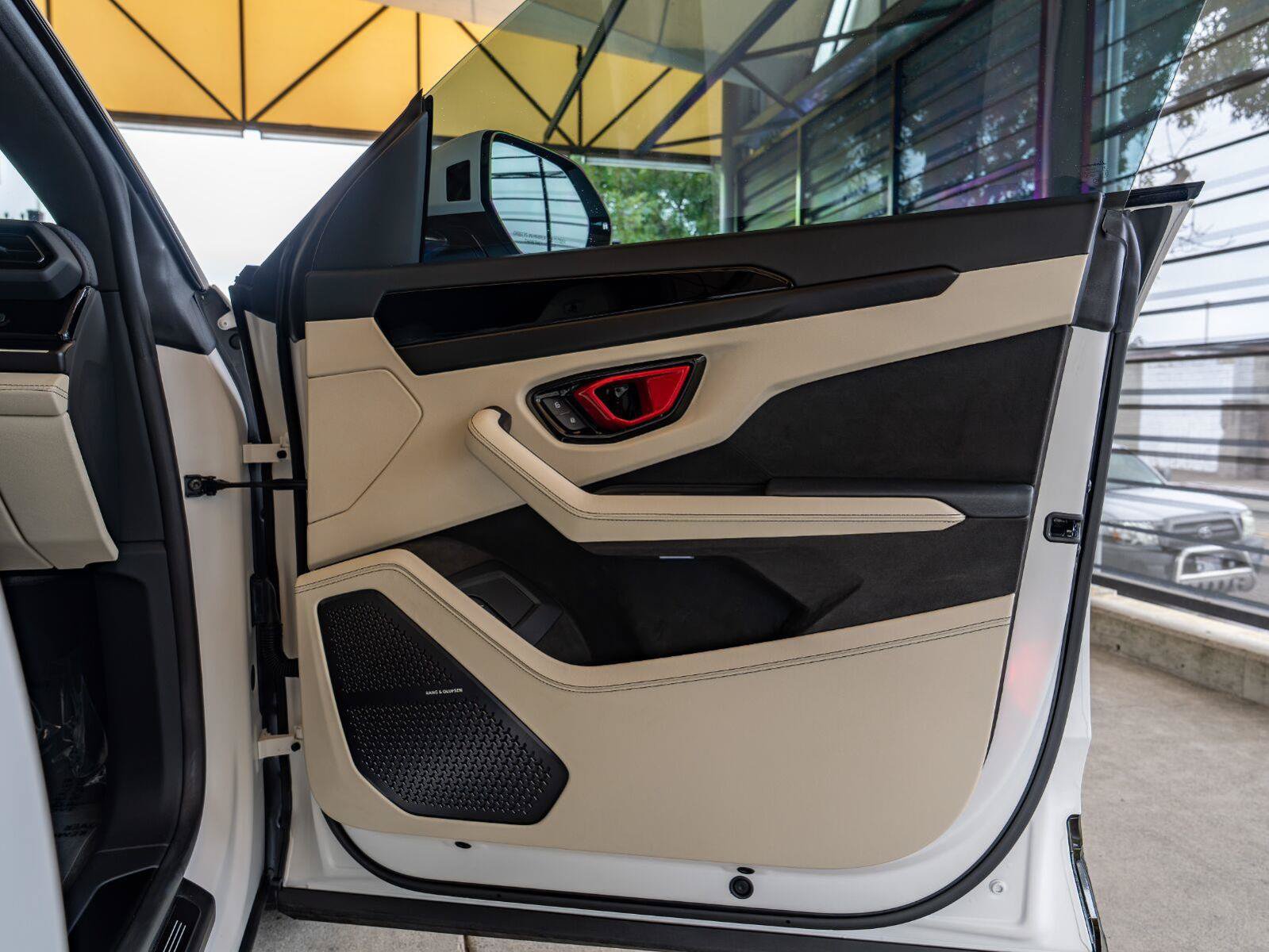 Used 2025 Lamborghini Urus SE AWD/4WD image 19