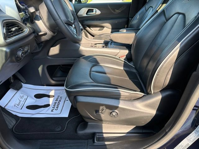 Used 2025 Chrysler Pacifica Limited FWD image 35