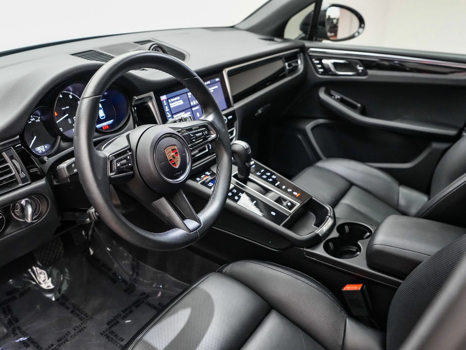 Certified 2024 Porsche Macan AWD/4WD image 4