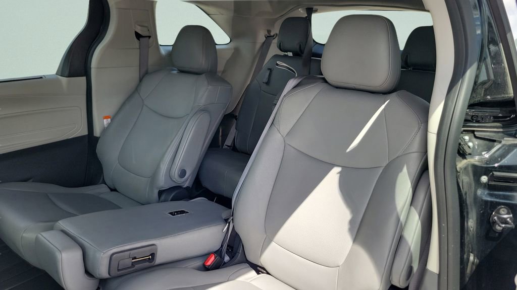 Certified 2024 Toyota Sienna XLE FWD image 10