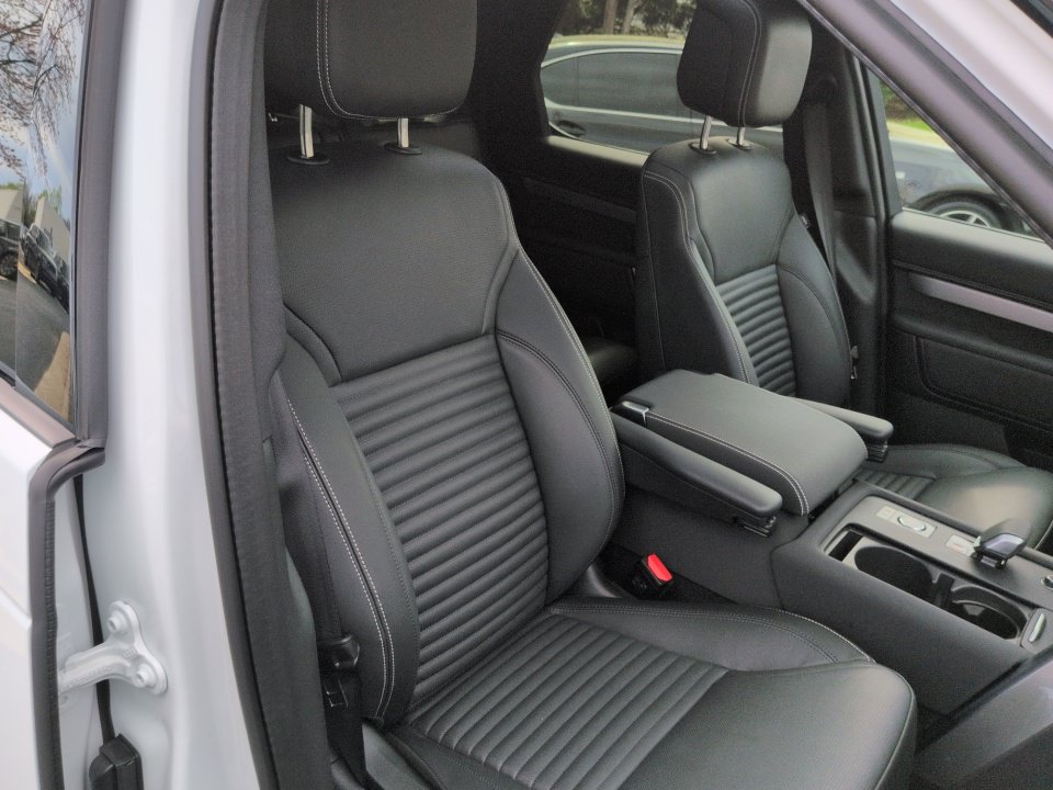 Certified 2025 Land Rover Discovery Dynamic SE AWD/4WD image 27
