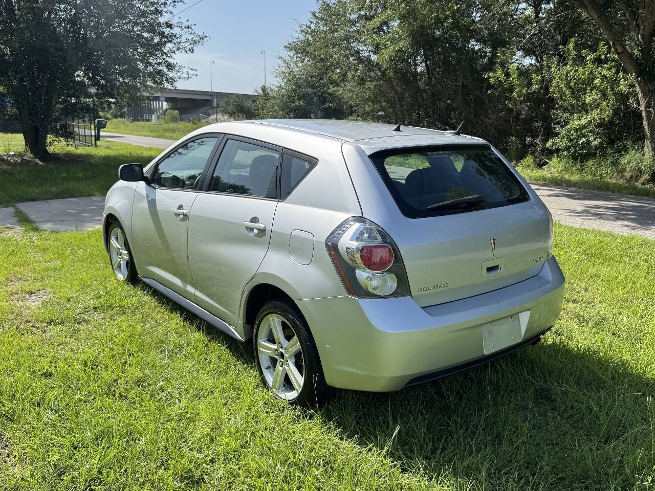 Used 2009 Pontiac Vibe w/ Preferred Package FWD image 5
